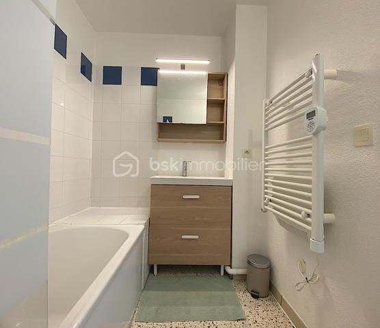 Découvrez ce charmant appartement situé dans le quartier des Chartrons, au quatrième et dernier étage avec ascenceur, il est idéal pour profiter de l'effervescence urbaine tout en y savourant le calme.
Proche de toutes les commodités (commerces, bus, tram, groupes scolaires...) son emplacement est juste parfait pour profiter d'un cadre de vie agréable pour tous ceux qui sont en quête de confort et de proximité.

Il se compose d'une entrée avec placard, une belle et grande pièce de vie ouverte sur la cuisine toute équipée, une chambre avec un accès direct sur l'extérieur, une salle de bain et un WC séparé.
L'intérieur offre une belle perspective de personnalisation.
Le séjour bénéficie d'une lumière naturelle grâce à une grande ouverture vers l'extérieur.

Les plus : belle luminosité générale, dernier étage, emplacement très recherché, chauffage individuel électrique, beau balcon avec vue sur le pont Jacques Chaban-Delmas et une place de parking en sous-sol.

Les parties communes ont été refaites récemment.

Contactez-moi vite pour une visite.

Photos et vidéos supplémentaires sur simple demande.
Nadège PETIOT : votre conseillère à votre disposition 7jours/7.
Contactez-moi pour l'estimation de votre bien : l'avis de valeur est offert !