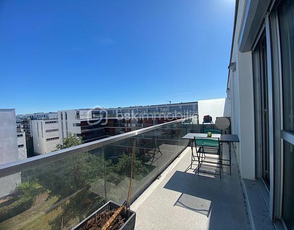 Découvrez ce charmant appartement situé dans le quartier des Chartrons, au quatrième et dernier étage avec ascenceur, il est idéal pour profiter de l'effervescence urbaine tout en y savourant le calme.
Proche de toutes les commodités (commerces, bus, tram, groupes scolaires...) son emplacement est juste parfait pour profiter d'un cadre de vie agréable pour tous ceux qui sont en quête de confort et de proximité.

Il se compose d'une entrée avec placard, une belle et grande pièce de vie ouverte sur la cuisine toute équipée, une chambre avec un accès direct sur l'extérieur, une salle de bain et un WC séparé.
L'intérieur offre une belle perspective de personnalisation.
Le séjour bénéficie d'une lumière naturelle grâce à une grande ouverture vers l'extérieur.

Les plus : belle luminosité générale, dernier étage, emplacement très recherché, chauffage individuel électrique, beau balcon avec vue sur le pont Jacques Chaban-Delmas et une place de parking en sous-sol.

Les parties communes ont été refaites récemment.

Contactez-moi vite pour une visite.

Photos et vidéos supplémentaires sur simple demande.
Nadège PETIOT : votre conseillère à votre disposition 7jours/7.
Contactez-moi pour l'estimation de votre bien : l'avis de valeur est offert !