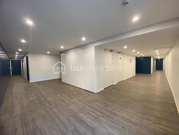 Découvrez ce charmant appartement situé dans le quartier des Chartrons, au quatrième et dernier étage avec ascenceur, il est idéal pour profiter de l'effervescence urbaine tout en y savourant le calme.
Proche de toutes les commodités (commerces, bus, tram, groupes scolaires...) son emplacement est juste parfait pour profiter d'un cadre de vie agréable pour tous ceux qui sont en quête de confort et de proximité.

Il se compose d'une entrée avec placard, une belle et grande pièce de vie ouverte sur la cuisine toute équipée, une chambre avec un accès direct sur l'extérieur, une salle de bain et un WC séparé.
L'intérieur offre une belle perspective de personnalisation.
Le séjour bénéficie d'une lumière naturelle grâce à une grande ouverture vers l'extérieur.

Les plus : belle luminosité générale, dernier étage, emplacement très recherché, chauffage individuel électrique, beau balcon avec vue sur le pont Jacques Chaban-Delmas et une place de parking en sous-sol.

Les parties communes ont été refaites récemment.

Contactez-moi vite pour une visite.

Photos et vidéos supplémentaires sur simple demande.
Nadège PETIOT : votre conseillère à votre disposition 7jours/7.
Contactez-moi pour l'estimation de votre bien : l'avis de valeur est offert !