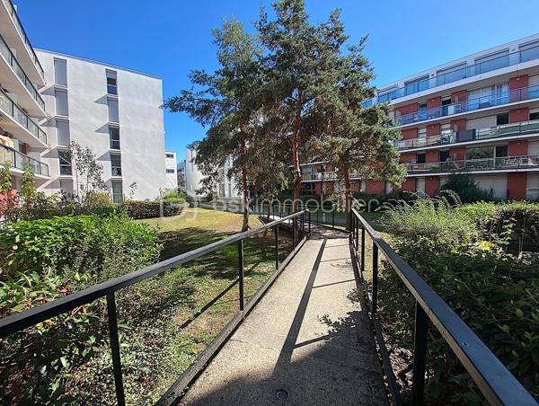 Découvrez ce charmant appartement situé dans le quartier des Chartrons, au quatrième et dernier étage avec ascenceur, il est idéal pour profiter de l'effervescence urbaine tout en y savourant le calme.
Proche de toutes les commodités (commerces, bus, tram, groupes scolaires...) son emplacement est juste parfait pour profiter d'un cadre de vie agréable pour tous ceux qui sont en quête de confort et de proximité.

Il se compose d'une entrée avec placard, une belle et grande pièce de vie ouverte sur la cuisine toute équipée, une chambre avec un accès direct sur l'extérieur, une salle de bain et un WC séparé.
L'intérieur offre une belle perspective de personnalisation.
Le séjour bénéficie d'une lumière naturelle grâce à une grande ouverture vers l'extérieur.

Les plus : belle luminosité générale, dernier étage, emplacement très recherché, chauffage individuel électrique, beau balcon avec vue sur le pont Jacques Chaban-Delmas et une place de parking en sous-sol.

Les parties communes ont été refaites récemment.

Contactez-moi vite pour une visite.

Photos et vidéos supplémentaires sur simple demande.
Nadège PETIOT : votre conseillère à votre disposition 7jours/7.
Contactez-moi pour l'estimation de votre bien : l'avis de valeur est offert !