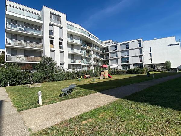 Découvrez ce charmant appartement situé dans le quartier des Chartrons, au quatrième et dernier étage avec ascenceur, il est idéal pour profiter de l'effervescence urbaine tout en y savourant le calme.
Proche de toutes les commodités (commerces, bus, tram, groupes scolaires...) son emplacement est juste parfait pour profiter d'un cadre de vie agréable pour tous ceux qui sont en quête de confort et de proximité.

Il se compose d'une entrée avec placard, une belle et grande pièce de vie ouverte sur la cuisine toute équipée, une chambre avec un accès direct sur l'extérieur, une salle de bain et un WC séparé.
L'intérieur offre une belle perspective de personnalisation.
Le séjour bénéficie d'une lumière naturelle grâce à une grande ouverture vers l'extérieur.

Les plus : belle luminosité générale, dernier étage, emplacement très recherché, chauffage individuel électrique, beau balcon avec vue sur le pont Jacques Chaban-Delmas et une place de parking en sous-sol.

Les parties communes ont été refaites récemment.

Contactez-moi vite pour une visite.

Photos et vidéos supplémentaires sur simple demande.
Nadège PETIOT : votre conseillère à votre disposition 7jours/7.
Contactez-moi pour l'estimation de votre bien : l'avis de valeur est offert !