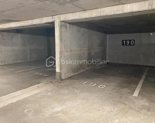 Découvrez ce charmant appartement situé dans le quartier des Chartrons, au quatrième et dernier étage avec ascenceur, il est idéal pour profiter de l'effervescence urbaine tout en y savourant le calme.
Proche de toutes les commodités (commerces, bus, tram, groupes scolaires...) son emplacement est juste parfait pour profiter d'un cadre de vie agréable pour tous ceux qui sont en quête de confort et de proximité.

Il se compose d'une entrée avec placard, une belle et grande pièce de vie ouverte sur la cuisine toute équipée, une chambre avec un accès direct sur l'extérieur, une salle de bain et un WC séparé.
L'intérieur offre une belle perspective de personnalisation.
Le séjour bénéficie d'une lumière naturelle grâce à une grande ouverture vers l'extérieur.

Les plus : belle luminosité générale, dernier étage, emplacement très recherché, chauffage individuel électrique, beau balcon avec vue sur le pont Jacques Chaban-Delmas et une place de parking en sous-sol.

Les parties communes ont été refaites récemment.

Contactez-moi vite pour une visite.

Photos et vidéos supplémentaires sur simple demande.
Nadège PETIOT : votre conseillère à votre disposition 7jours/7.
Contactez-moi pour l'estimation de votre bien : l'avis de valeur est offert !