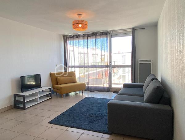 Découvrez ce charmant appartement situé dans le quartier des Chartrons, au quatrième et dernier étage avec ascenceur, il est idéal pour profiter de l'effervescence urbaine tout en y savourant le calme.
Proche de toutes les commodités (commerces, bus, tram, groupes scolaires...) son emplacement est juste parfait pour profiter d'un cadre de vie agréable pour tous ceux qui sont en quête de confort et de proximité.

Il se compose d'une entrée avec placard, une belle et grande pièce de vie ouverte sur la cuisine toute équipée, une chambre avec un accès direct sur l'extérieur, une salle de bain et un WC séparé.
L'intérieur offre une belle perspective de personnalisation.
Le séjour bénéficie d'une lumière naturelle grâce à une grande ouverture vers l'extérieur.

Les plus : belle luminosité générale, dernier étage, emplacement très recherché, chauffage individuel électrique, beau balcon avec vue sur le pont Jacques Chaban-Delmas et une place de parking en sous-sol.

Les parties communes ont été refaites récemment.

Contactez-moi vite pour une visite.

Photos et vidéos supplémentaires sur simple demande.
Nadège PETIOT : votre conseillère à votre disposition 7jours/7.
Contactez-moi pour l'estimation de votre bien : l'avis de valeur est offert !