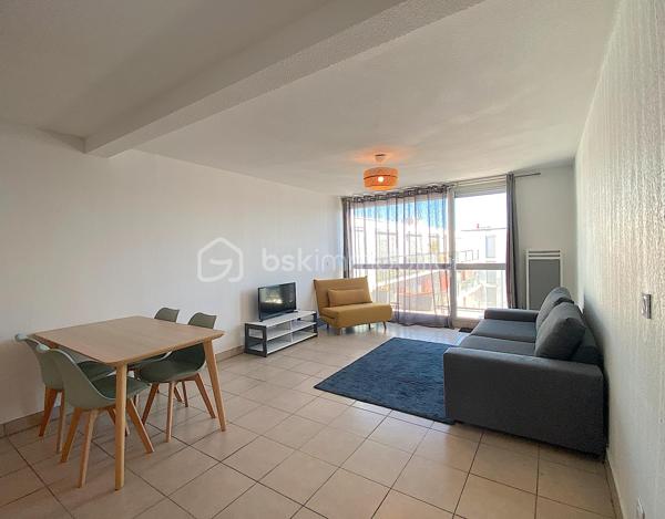 Découvrez ce charmant appartement situé dans le quartier des Chartrons, au quatrième et dernier étage avec ascenceur, il est idéal pour profiter de l'effervescence urbaine tout en y savourant le calme.
Proche de toutes les commodités (commerces, bus, tram, groupes scolaires...) son emplacement est juste parfait pour profiter d'un cadre de vie agréable pour tous ceux qui sont en quête de confort et de proximité.

Il se compose d'une entrée avec placard, une belle et grande pièce de vie ouverte sur la cuisine toute équipée, une chambre avec un accès direct sur l'extérieur, une salle de bain et un WC séparé.
L'intérieur offre une belle perspective de personnalisation.
Le séjour bénéficie d'une lumière naturelle grâce à une grande ouverture vers l'extérieur.

Les plus : belle luminosité générale, dernier étage, emplacement très recherché, chauffage individuel électrique, beau balcon avec vue sur le pont Jacques Chaban-Delmas et une place de parking en sous-sol.

Les parties communes ont été refaites récemment.

Contactez-moi vite pour une visite.

Photos et vidéos supplémentaires sur simple demande.
Nadège PETIOT : votre conseillère à votre disposition 7jours/7.
Contactez-moi pour l'estimation de votre bien : l'avis de valeur est offert !