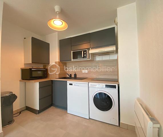 Découvrez ce charmant appartement situé dans le quartier des Chartrons, au quatrième et dernier étage avec ascenceur, il est idéal pour profiter de l'effervescence urbaine tout en y savourant le calme.
Proche de toutes les commodités (commerces, bus, tram, groupes scolaires...) son emplacement est juste parfait pour profiter d'un cadre de vie agréable pour tous ceux qui sont en quête de confort et de proximité.

Il se compose d'une entrée avec placard, une belle et grande pièce de vie ouverte sur la cuisine toute équipée, une chambre avec un accès direct sur l'extérieur, une salle de bain et un WC séparé.
L'intérieur offre une belle perspective de personnalisation.
Le séjour bénéficie d'une lumière naturelle grâce à une grande ouverture vers l'extérieur.

Les plus : belle luminosité générale, dernier étage, emplacement très recherché, chauffage individuel électrique, beau balcon avec vue sur le pont Jacques Chaban-Delmas et une place de parking en sous-sol.

Les parties communes ont été refaites récemment.

Contactez-moi vite pour une visite.

Photos et vidéos supplémentaires sur simple demande.
Nadège PETIOT : votre conseillère à votre disposition 7jours/7.
Contactez-moi pour l'estimation de votre bien : l'avis de valeur est offert !
