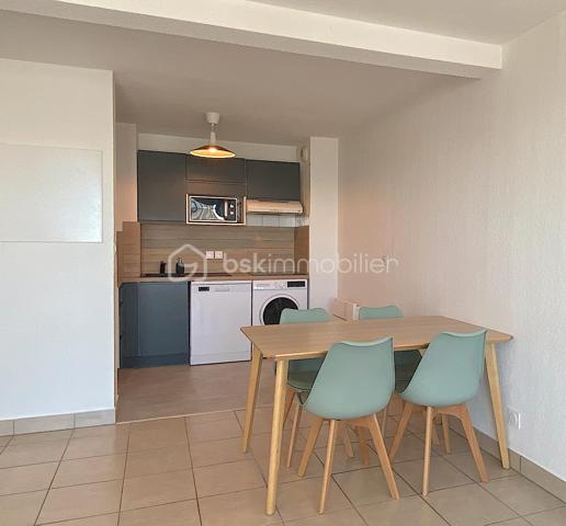 Découvrez ce charmant appartement situé dans le quartier des Chartrons, au quatrième et dernier étage avec ascenceur, il est idéal pour profiter de l'effervescence urbaine tout en y savourant le calme.
Proche de toutes les commodités (commerces, bus, tram, groupes scolaires...) son emplacement est juste parfait pour profiter d'un cadre de vie agréable pour tous ceux qui sont en quête de confort et de proximité.

Il se compose d'une entrée avec placard, une belle et grande pièce de vie ouverte sur la cuisine toute équipée, une chambre avec un accès direct sur l'extérieur, une salle de bain et un WC séparé.
L'intérieur offre une belle perspective de personnalisation.
Le séjour bénéficie d'une lumière naturelle grâce à une grande ouverture vers l'extérieur.

Les plus : belle luminosité générale, dernier étage, emplacement très recherché, chauffage individuel électrique, beau balcon avec vue sur le pont Jacques Chaban-Delmas et une place de parking en sous-sol.

Les parties communes ont été refaites récemment.

Contactez-moi vite pour une visite.

Photos et vidéos supplémentaires sur simple demande.
Nadège PETIOT : votre conseillère à votre disposition 7jours/7.
Contactez-moi pour l'estimation de votre bien : l'avis de valeur est offert !