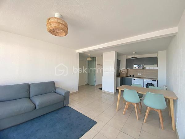 Découvrez ce charmant appartement situé dans le quartier des Chartrons, au quatrième et dernier étage avec ascenceur, il est idéal pour profiter de l'effervescence urbaine tout en y savourant le calme.
Proche de toutes les commodités (commerces, bus, tram, groupes scolaires...) son emplacement est juste parfait pour profiter d'un cadre de vie agréable pour tous ceux qui sont en quête de confort et de proximité.

Il se compose d'une entrée avec placard, une belle et grande pièce de vie ouverte sur la cuisine toute équipée, une chambre avec un accès direct sur l'extérieur, une salle de bain et un WC séparé.
L'intérieur offre une belle perspective de personnalisation.
Le séjour bénéficie d'une lumière naturelle grâce à une grande ouverture vers l'extérieur.

Les plus : belle luminosité générale, dernier étage, emplacement très recherché, chauffage individuel électrique, beau balcon avec vue sur le pont Jacques Chaban-Delmas et une place de parking en sous-sol.

Les parties communes ont été refaites récemment.

Contactez-moi vite pour une visite.

Photos et vidéos supplémentaires sur simple demande.
Nadège PETIOT : votre conseillère à votre disposition 7jours/7.
Contactez-moi pour l'estimation de votre bien : l'avis de valeur est offert !