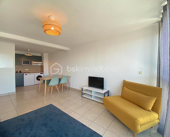 Découvrez ce charmant appartement situé dans le quartier des Chartrons, au quatrième et dernier étage avec ascenceur, il est idéal pour profiter de l'effervescence urbaine tout en y savourant le calme.
Proche de toutes les commodités (commerces, bus, tram, groupes scolaires...) son emplacement est juste parfait pour profiter d'un cadre de vie agréable pour tous ceux qui sont en quête de confort et de proximité.

Il se compose d'une entrée avec placard, une belle et grande pièce de vie ouverte sur la cuisine toute équipée, une chambre avec un accès direct sur l'extérieur, une salle de bain et un WC séparé.
L'intérieur offre une belle perspective de personnalisation.
Le séjour bénéficie d'une lumière naturelle grâce à une grande ouverture vers l'extérieur.

Les plus : belle luminosité générale, dernier étage, emplacement très recherché, chauffage individuel électrique, beau balcon avec vue sur le pont Jacques Chaban-Delmas et une place de parking en sous-sol.

Les parties communes ont été refaites récemment.

Contactez-moi vite pour une visite.

Photos et vidéos supplémentaires sur simple demande.
Nadège PETIOT : votre conseillère à votre disposition 7jours/7.
Contactez-moi pour l'estimation de votre bien : l'avis de valeur est offert !