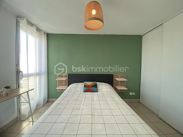 Découvrez ce charmant appartement situé dans le quartier des Chartrons, au quatrième et dernier étage avec ascenceur, il est idéal pour profiter de l'effervescence urbaine tout en y savourant le calme.
Proche de toutes les commodités (commerces, bus, tram, groupes scolaires...) son emplacement est juste parfait pour profiter d'un cadre de vie agréable pour tous ceux qui sont en quête de confort et de proximité.

Il se compose d'une entrée avec placard, une belle et grande pièce de vie ouverte sur la cuisine toute équipée, une chambre avec un accès direct sur l'extérieur, une salle de bain et un WC séparé.
L'intérieur offre une belle perspective de personnalisation.
Le séjour bénéficie d'une lumière naturelle grâce à une grande ouverture vers l'extérieur.

Les plus : belle luminosité générale, dernier étage, emplacement très recherché, chauffage individuel électrique, beau balcon avec vue sur le pont Jacques Chaban-Delmas et une place de parking en sous-sol.

Les parties communes ont été refaites récemment.

Contactez-moi vite pour une visite.

Photos et vidéos supplémentaires sur simple demande.
Nadège PETIOT : votre conseillère à votre disposition 7jours/7.
Contactez-moi pour l'estimation de votre bien : l'avis de valeur est offert !