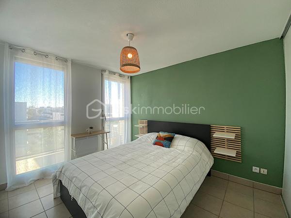 Découvrez ce charmant appartement situé dans le quartier des Chartrons, au quatrième et dernier étage avec ascenceur, il est idéal pour profiter de l'effervescence urbaine tout en y savourant le calme.
Proche de toutes les commodités (commerces, bus, tram, groupes scolaires...) son emplacement est juste parfait pour profiter d'un cadre de vie agréable pour tous ceux qui sont en quête de confort et de proximité.

Il se compose d'une entrée avec placard, une belle et grande pièce de vie ouverte sur la cuisine toute équipée, une chambre avec un accès direct sur l'extérieur, une salle de bain et un WC séparé.
L'intérieur offre une belle perspective de personnalisation.
Le séjour bénéficie d'une lumière naturelle grâce à une grande ouverture vers l'extérieur.

Les plus : belle luminosité générale, dernier étage, emplacement très recherché, chauffage individuel électrique, beau balcon avec vue sur le pont Jacques Chaban-Delmas et une place de parking en sous-sol.

Les parties communes ont été refaites récemment.

Contactez-moi vite pour une visite.

Photos et vidéos supplémentaires sur simple demande.
Nadège PETIOT : votre conseillère à votre disposition 7jours/7.
Contactez-moi pour l'estimation de votre bien : l'avis de valeur est offert !