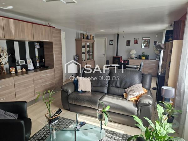 Maison traditionnelle avec garage et jardin.