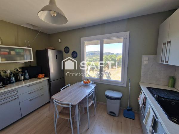 Maison traditionnelle avec garage et jardin.