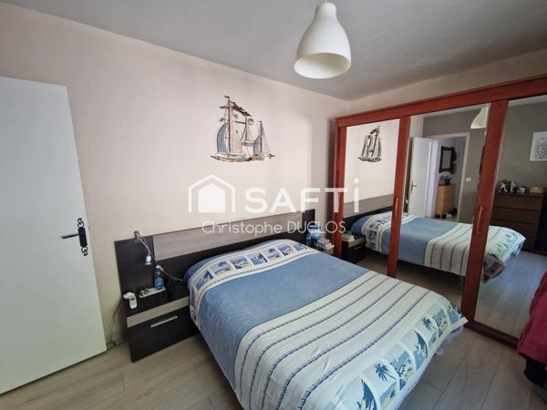 Maison traditionnelle avec garage et jardin.