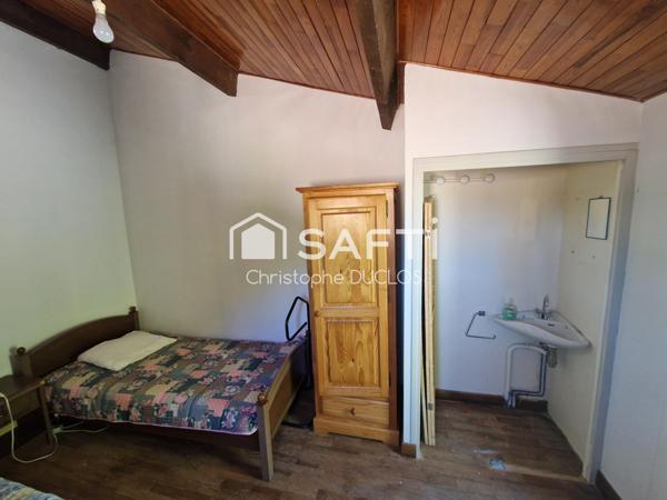 Maison traditionnelle avec garage et jardin.