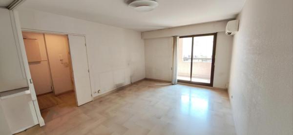 Cagnes sur Mer Centre Ville, Place de Gaulle, 3P 60m2 carrez, traversant est-ouest, toutes commodités et écoles à pieds, au calme absou, parking sous sol