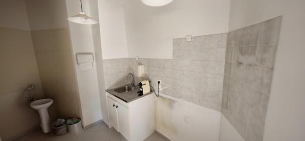 Cagnes sur Mer Centre Ville, Place de Gaulle, 3P 60m2 carrez, traversant est-ouest, toutes commodités et écoles à pieds, au calme absou, parking sous sol