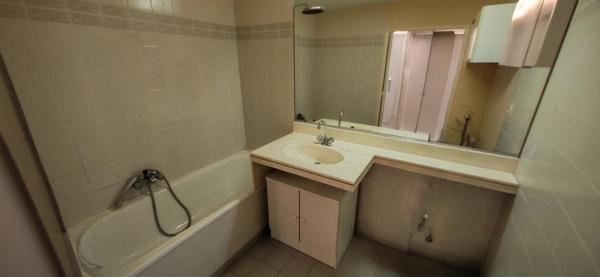 Cagnes sur Mer Centre Ville, Place de Gaulle, 3P 60m2 carrez, traversant est-ouest, toutes commodités et écoles à pieds, au calme absou, parking sous sol