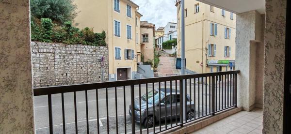 Cagnes sur Mer Centre Ville, Place de Gaulle, 3P 60m2 carrez, traversant est-ouest, toutes commodités et écoles à pieds, au calme absou, parking sous sol