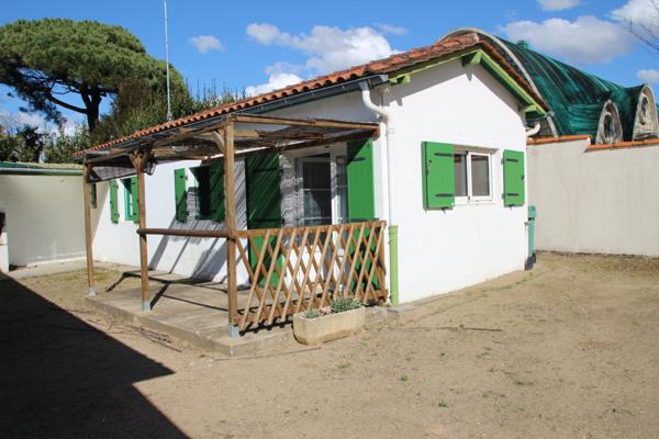 Ensemble de trois maisons, en centre ville