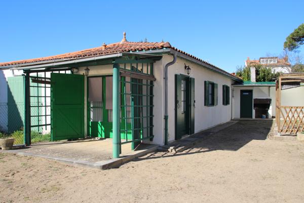 Ensemble de trois maisons, en centre ville