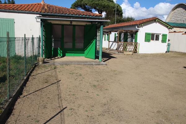 Ensemble de trois maisons, en centre ville