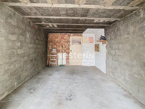 SALON DE PROVENCE - GARAGE- PROCHE DE TOUTES COMMODITES -