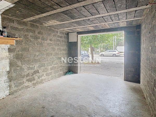 SALON DE PROVENCE - GARAGE- PROCHE DE TOUTES COMMODITES -