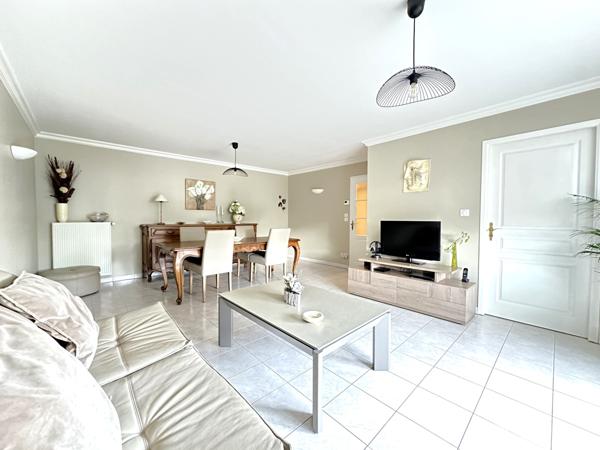 Appartement 2 chambres, terrasse, parking et cave, quartier Saint François