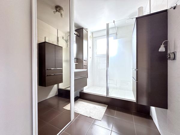 Appartement 2 chambres, terrasse, parking et cave, quartier Saint François