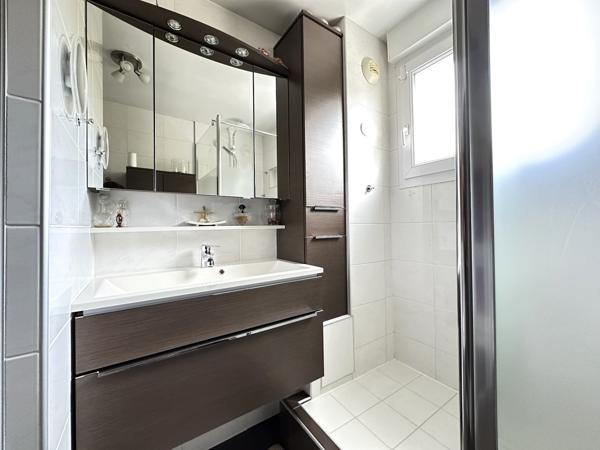 Appartement 2 chambres, terrasse, parking et cave, quartier Saint François