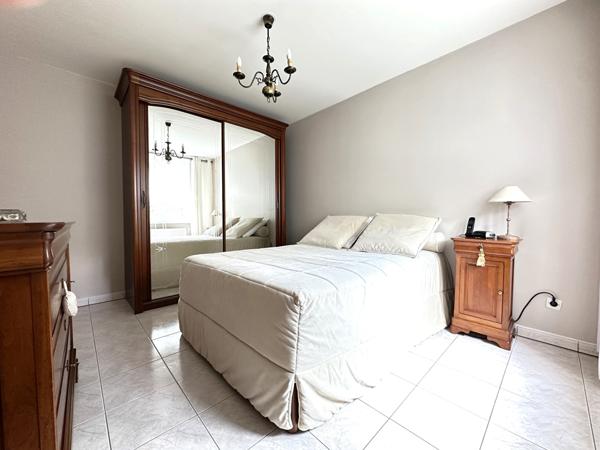 Appartement 2 chambres, terrasse, parking et cave, quartier Saint François