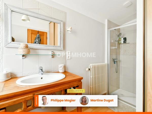 Maison au calme sur petite place – 136 m² habitables, 3 chambres, garage à Saint-Yorre (03)