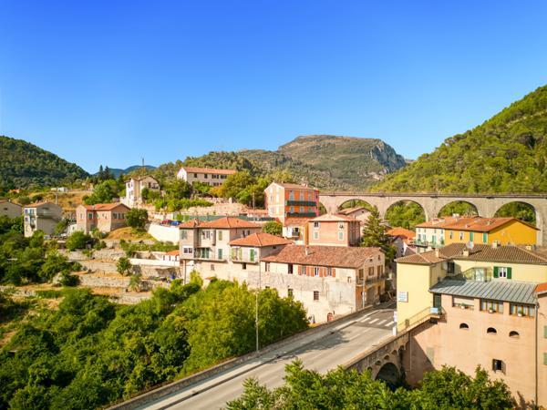 L'Escarène (06440) Duplex 139.91m² avec balcon – Centre de L’Escarène – Divisible en 3 appartements, sans charges.