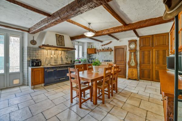 L'Escarène (06440) Duplex 139.91m² avec balcon – Centre de L’Escarène – Divisible en 3 appartements, sans charges.