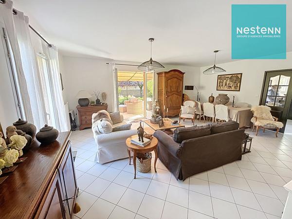 Maison contemporaine à vendre à Montbrison - 6 pièces, 4 chambres avec superbe jardin arboré