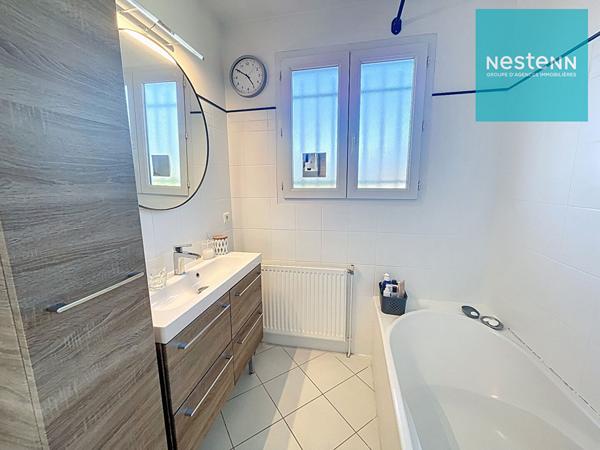 Maison contemporaine à vendre à Montbrison - 6 pièces, 4 chambres avec superbe jardin arboré