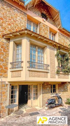 Versailles Montreuil St-Symphorien Maison 8 pièces 202 m² au sol avec jardin et 2 garages €1 495 000 ** - Référence 27206