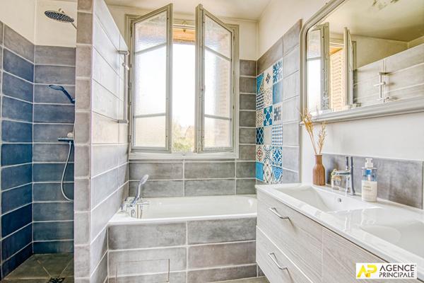 Versailles Montreuil St-Symphorien Maison 8 pièces 202 m² au sol avec jardin et 2 garages €1 495 000 ** - Référence 27206