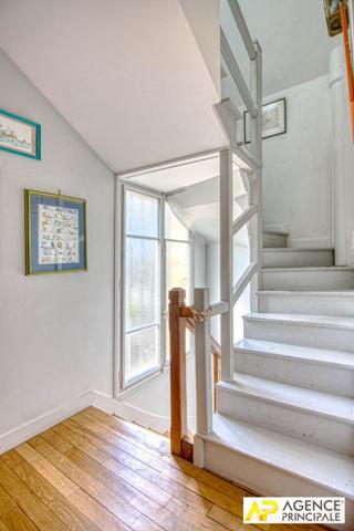 Versailles Montreuil St-Symphorien Maison 8 pièces 202 m² au sol avec jardin et 2 garages €1 495 000 ** - Référence 27206