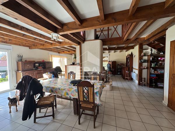 Maison familiale + hangar de 312m² : vivez chez vous, travaillez sur place