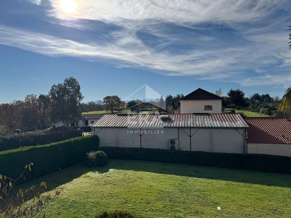 Maison familiale + hangar de 312m² : vivez chez vous, travaillez sur place