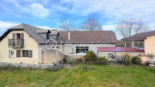 A 10 min de Morlaàs

Maison + grange attenante en partie aménagée 
Un espace polyvalent à fort potentiel sur un terrain de 3 000 m²

La grange : un espace à imaginer selon vos projets
180 m² sur 2 niveaux :
Double vitrage, électricité, poêle à bois, baie vitrée
2 accès indépendants (idéal pour séparer vie pro/perso)

Agrandissement de la maison existante
Création d’un gîte ou d’un espace locatif
Atelier (artisanat, menuiserie, etc.) ou bureau professionnel
Salle de réception ou espace créatif

La maison :
82 m² habitables (3 pièces, dont 2 chambres)
Rez-de-chaussée :
Séjour avec cheminée à foyer fermé
Cuisine indépendante ouvrant sur terrasse
Salle d’eau + WC

Étage :
2 chambres (1 avec point d’eau et placard, 1 avec balcon et bureau)
WC indépendant

Espace technique : cumulus, douche, accès fosse septique

Extérieurs et dépendances
Carport pour camping-car et voiture
2 abris de jardin dont un avec électricité 
Poulailler
2 terrasses pour profiter du terrain de 3 000 m²

Atouts clés :
Calme et sans vis à vis
Proximité des commodités (commerces, écoles, services médicaux à 10 min)
Accès facile aux axes routiers

Pour qui ?
Porteurs de projets (gîte, atelier, activité professionnelle)
Investisseurs recherchant un bien à fort potentiel
Familles souhaitant un espace évolutif