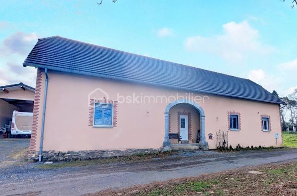 A 10 min de Morlaàs

Maison + grange attenante en partie aménagée 
Un espace polyvalent à fort potentiel sur un terrain de 3 000 m²

La grange : un espace à imaginer selon vos projets
180 m² sur 2 niveaux :
Double vitrage, électricité, poêle à bois, baie vitrée
2 accès indépendants (idéal pour séparer vie pro/perso)

Agrandissement de la maison existante
Création d’un gîte ou d’un espace locatif
Atelier (artisanat, menuiserie, etc.) ou bureau professionnel
Salle de réception ou espace créatif

La maison :
82 m² habitables (3 pièces, dont 2 chambres)
Rez-de-chaussée :
Séjour avec cheminée à foyer fermé
Cuisine indépendante ouvrant sur terrasse
Salle d’eau + WC

Étage :
2 chambres (1 avec point d’eau et placard, 1 avec balcon et bureau)
WC indépendant

Espace technique : cumulus, douche, accès fosse septique

Extérieurs et dépendances
Carport pour camping-car et voiture
2 abris de jardin dont un avec électricité 
Poulailler
2 terrasses pour profiter du terrain de 3 000 m²

Atouts clés :
Calme et sans vis à vis
Proximité des commodités (commerces, écoles, services médicaux à 10 min)
Accès facile aux axes routiers

Pour qui ?
Porteurs de projets (gîte, atelier, activité professionnelle)
Investisseurs recherchant un bien à fort potentiel
Familles souhaitant un espace évolutif