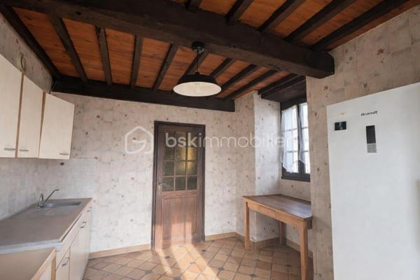 A 10 min de Morlaàs

Maison + grange attenante en partie aménagée 
Un espace polyvalent à fort potentiel sur un terrain de 3 000 m²

La grange : un espace à imaginer selon vos projets
180 m² sur 2 niveaux :
Double vitrage, électricité, poêle à bois, baie vitrée
2 accès indépendants (idéal pour séparer vie pro/perso)

Agrandissement de la maison existante
Création d’un gîte ou d’un espace locatif
Atelier (artisanat, menuiserie, etc.) ou bureau professionnel
Salle de réception ou espace créatif

La maison :
82 m² habitables (3 pièces, dont 2 chambres)
Rez-de-chaussée :
Séjour avec cheminée à foyer fermé
Cuisine indépendante ouvrant sur terrasse
Salle d’eau + WC

Étage :
2 chambres (1 avec point d’eau et placard, 1 avec balcon et bureau)
WC indépendant

Espace technique : cumulus, douche, accès fosse septique

Extérieurs et dépendances
Carport pour camping-car et voiture
2 abris de jardin dont un avec électricité 
Poulailler
2 terrasses pour profiter du terrain de 3 000 m²

Atouts clés :
Calme et sans vis à vis
Proximité des commodités (commerces, écoles, services médicaux à 10 min)
Accès facile aux axes routiers

Pour qui ?
Porteurs de projets (gîte, atelier, activité professionnelle)
Investisseurs recherchant un bien à fort potentiel
Familles souhaitant un espace évolutif