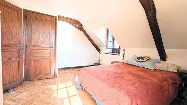 A 10 min de Morlaàs

Maison + grange attenante en partie aménagée 
Un espace polyvalent à fort potentiel sur un terrain de 3 000 m²

La grange : un espace à imaginer selon vos projets
180 m² sur 2 niveaux :
Double vitrage, électricité, poêle à bois, baie vitrée
2 accès indépendants (idéal pour séparer vie pro/perso)

Agrandissement de la maison existante
Création d’un gîte ou d’un espace locatif
Atelier (artisanat, menuiserie, etc.) ou bureau professionnel
Salle de réception ou espace créatif

La maison :
82 m² habitables (3 pièces, dont 2 chambres)
Rez-de-chaussée :
Séjour avec cheminée à foyer fermé
Cuisine indépendante ouvrant sur terrasse
Salle d’eau + WC

Étage :
2 chambres (1 avec point d’eau et placard, 1 avec balcon et bureau)
WC indépendant

Espace technique : cumulus, douche, accès fosse septique

Extérieurs et dépendances
Carport pour camping-car et voiture
2 abris de jardin dont un avec électricité 
Poulailler
2 terrasses pour profiter du terrain de 3 000 m²

Atouts clés :
Calme et sans vis à vis
Proximité des commodités (commerces, écoles, services médicaux à 10 min)
Accès facile aux axes routiers

Pour qui ?
Porteurs de projets (gîte, atelier, activité professionnelle)
Investisseurs recherchant un bien à fort potentiel
Familles souhaitant un espace évolutif