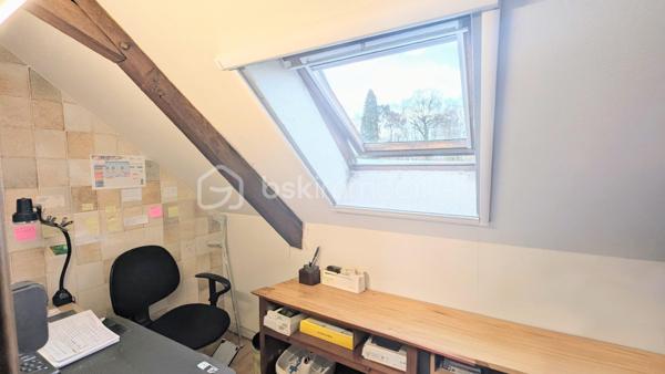 A 10 min de Morlaàs

Maison + grange attenante en partie aménagée 
Un espace polyvalent à fort potentiel sur un terrain de 3 000 m²

La grange : un espace à imaginer selon vos projets
180 m² sur 2 niveaux :
Double vitrage, électricité, poêle à bois, baie vitrée
2 accès indépendants (idéal pour séparer vie pro/perso)

Agrandissement de la maison existante
Création d’un gîte ou d’un espace locatif
Atelier (artisanat, menuiserie, etc.) ou bureau professionnel
Salle de réception ou espace créatif

La maison :
82 m² habitables (3 pièces, dont 2 chambres)
Rez-de-chaussée :
Séjour avec cheminée à foyer fermé
Cuisine indépendante ouvrant sur terrasse
Salle d’eau + WC

Étage :
2 chambres (1 avec point d’eau et placard, 1 avec balcon et bureau)
WC indépendant

Espace technique : cumulus, douche, accès fosse septique

Extérieurs et dépendances
Carport pour camping-car et voiture
2 abris de jardin dont un avec électricité 
Poulailler
2 terrasses pour profiter du terrain de 3 000 m²

Atouts clés :
Calme et sans vis à vis
Proximité des commodités (commerces, écoles, services médicaux à 10 min)
Accès facile aux axes routiers

Pour qui ?
Porteurs de projets (gîte, atelier, activité professionnelle)
Investisseurs recherchant un bien à fort potentiel
Familles souhaitant un espace évolutif