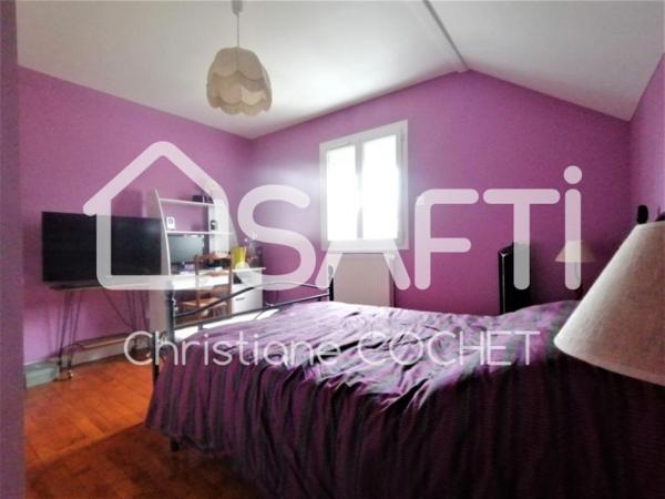 Maison entièrement rénovée 105m2 + 110m2 du garage pouvant faire un 2ème bâti sur 703m2 de terrain