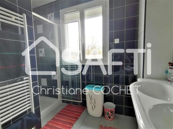 Maison entièrement rénovée 105m2 + 110m2 du garage pouvant faire un 2ème bâti sur 703m2 de terrain