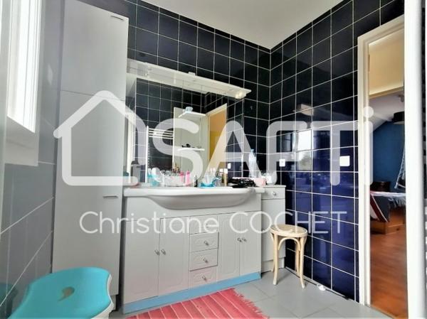 Maison entièrement rénovée 105m2 + 110m2 du garage pouvant faire un 2ème bâti sur 703m2 de terrain