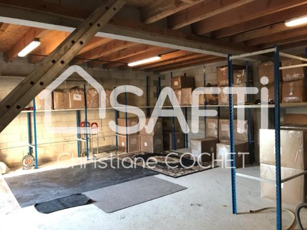 Maison entièrement rénovée 105m2 + 110m2 du garage pouvant faire un 2ème bâti sur 703m2 de terrain